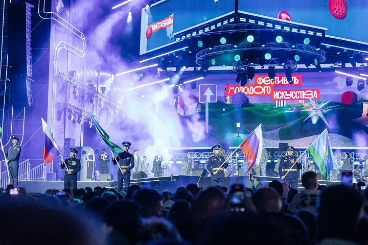 Расплескалась синева